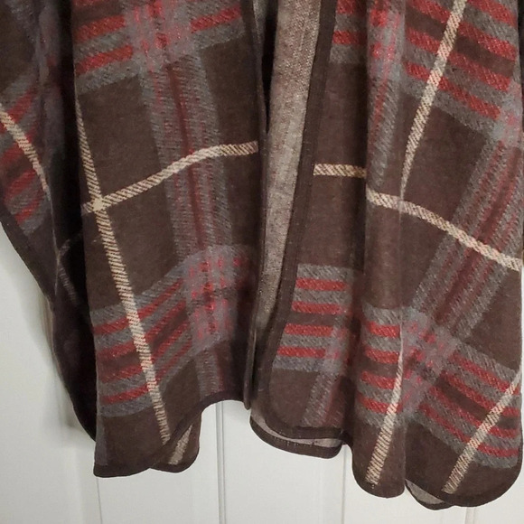 Plaid Poncho/Shawl Drape Open Front. Great colors Browns,Greys,Red and Cream - Picture 2 of 6